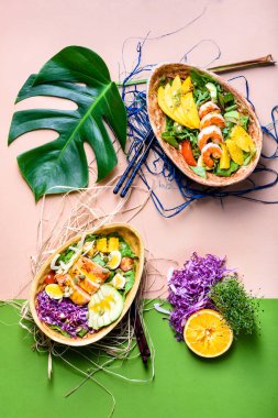 Hawaiian Ahi poke kaseler, somon ve karides mango ve avokado. Asya plaka. Ham organik. Üstten görünüm.