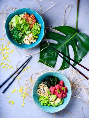 Hawaii kase ton balığı ve somon, şehriye ve edamame ile poke. Asya trendy gıda sashimi. Üstten görünüm, düz yatıyordu.