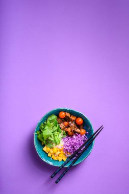 Hawaii kase pirinç, et, sığır eti, domates, salata, microgreens ile poke. Asya mutfak. Diyet yemekleri. Üstten görünüm. Düz yatıyordu. Afiş boş alan.
