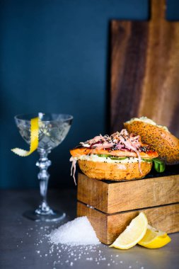 Balık Burger somon steak ve limonlu mayonez. Deniz ürünleri yemek tarifleri. Yakın çekim