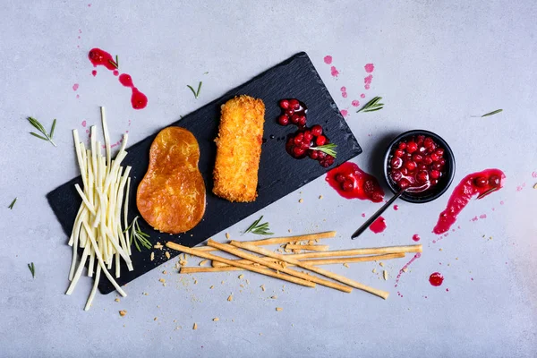 Platen Van Kaas Geserveerd Met Stokken Van Het Brood Jam — Stockfoto