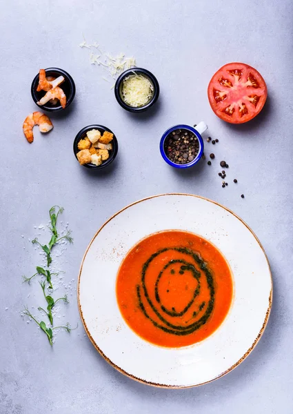 Cocinar Sopa Mariscos Ingredientes Camarones Microgreens Tomate Placa Vista Superior — Foto de Stock