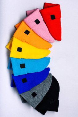 Örme bere şapka. Renkli elbise öğeleri. Görünümü en çok, uzay kopyalayın. Reklam indirim alanı. 