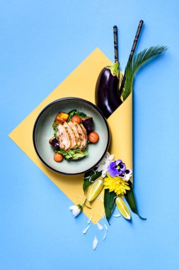 Kavrulmuş Domuz Göbeği, garnitür, salata ve patlıcan ile dilimlenmiş. Asya poke kase. Kopya alanı, üst görünüm. 