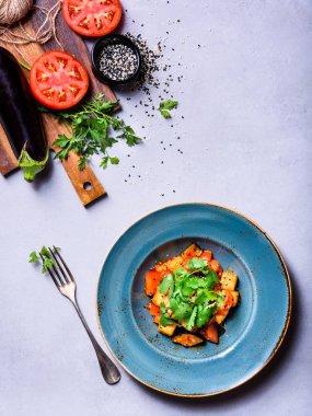 Pişmiş sebze salatası. Meze - ızgara patlıcan domates ile. Görünümü yukarıdaki, kopya alanı.