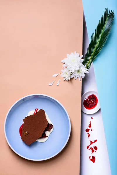 巧克力松饼甜点 香草慕斯和樱桃果酱 顶部视图 复制空间 — 图库照片