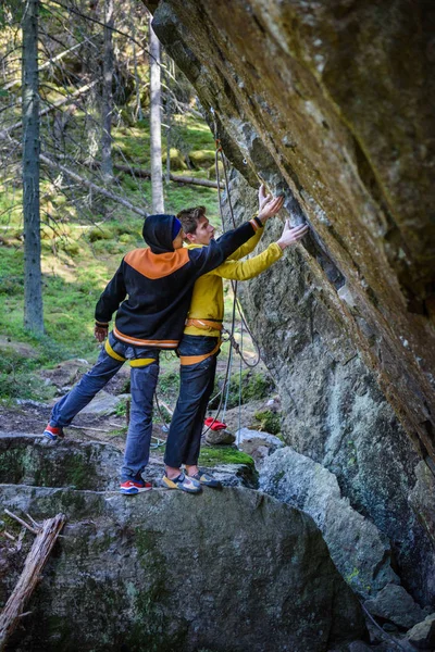 Young Athlets Exploring Rock Climbing Routes Scandinavian Forest Northern Europe — Stock Photo, Image