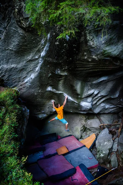 Escalada Roca Bouldering Atleta Masculino Hermosas Rocas Estilo Vida Activo — Foto de Stock