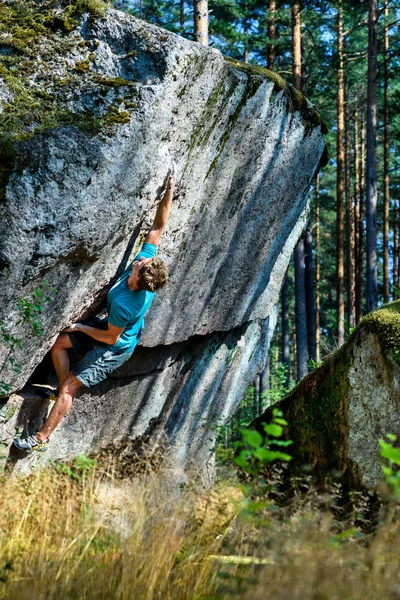 Escalador Atleta Escalando Roca Roca Colgante Hermosa Vista Del Bosque — Foto de Stock