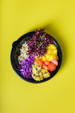Hawaiian vejetaryen tofu, ananas ve cole ile kase poke. Hazır-için-lokanta gitmek için yemek. Sağlıklı malzemelerle. Üstten görünüm, düz yatıyordu.