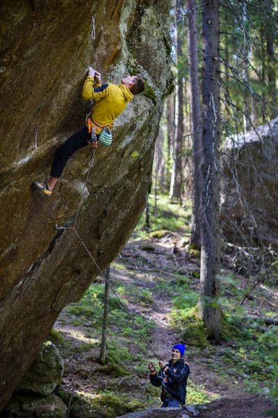 Fjellklatrer Utfordrende Klippe Ekstrem Sportsklatring Frihet Risiko Utfordring Suksess Idrett – stockfoto