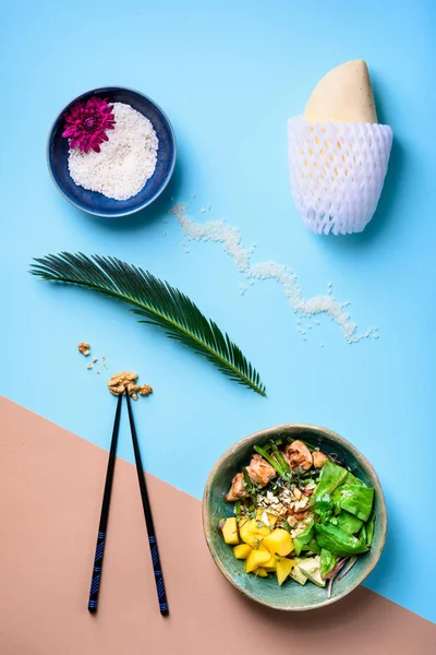 Hawaiian Poke Kom Met Rijst Kip Salade Microgreens Aziatische Keuken — Stockfoto