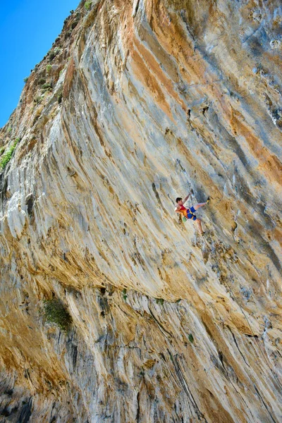 Felsklettern Mann Auf Einer Anspruchsvollen Klippe Blei Klettern Aktivität Freien — Stockfoto
