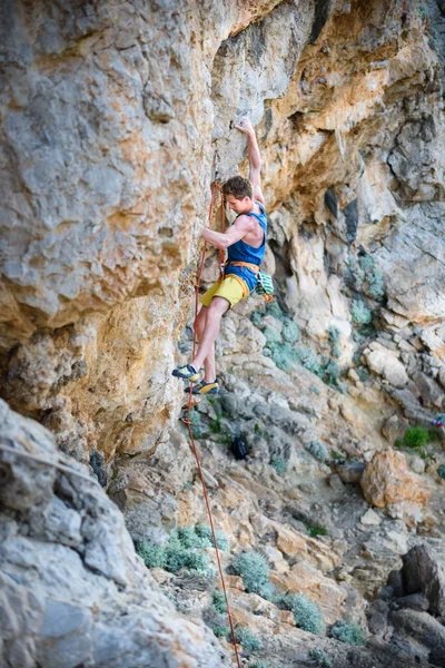 Felsklettern Mann Auf Einer Anspruchsvollen Klippe Blei Klettern Aktivität Freien — Stockfoto