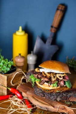 Burger kıyılmış sığır eti biftek et, microgreens ve mantar ile. 