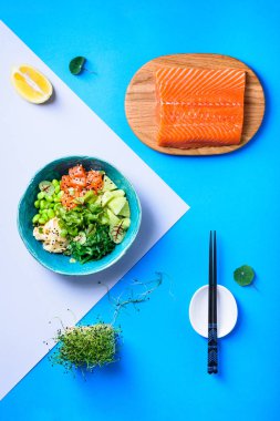 Somon, şehriye ve edamame ile Hawaiian poke kase. Asya trendy
