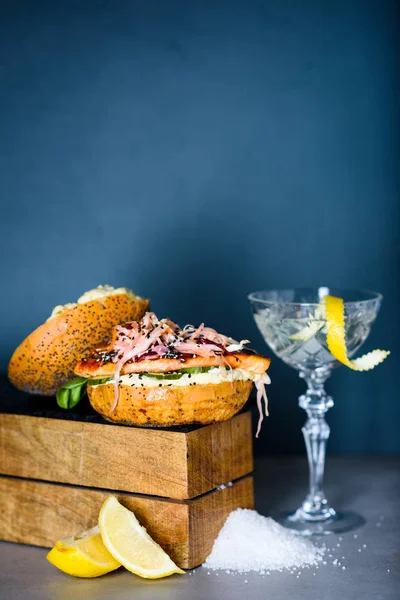 Hamburguesa de salmón con col rizada, pepino y verduras. Restaurante cocina mediterránea — Foto de Stock