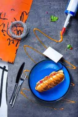 Barbekü Izgara Hot dog tepesi ve Hardal, üst görünümü ile.