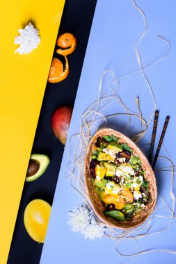 Pirinç, avokado, mango ile Hawaii poke kase. Asya mutfağı. Diyet gıda.