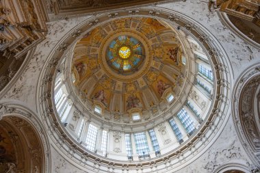 Berlin Katedrali 'nin içinde boyalı camlarla süslü bir tavan. Altın süslemeler ve tablolar görkemli iç mekanı zenginleştirir..