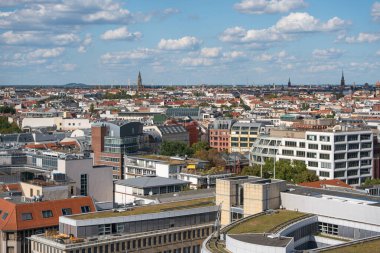 Berlin 'in çatılarından geniş bir manzara çeşitli binaları ve kilise kulelerini gösteriyor. Ufuk çizgisine doğru uzanır..