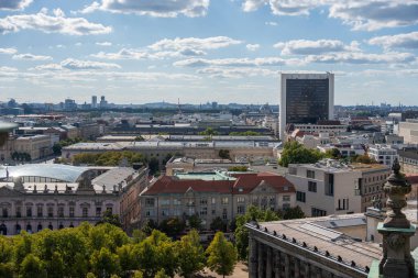 Gökdelenli Panorama. Berlin 'e modern ve tarihi binalarla bakın. Arka planda gökdelenler ve çarpıcı bir kara kule görülüyor..