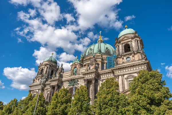 Berlin Katedral Tarafı Görünümü. Yeşil kubbeleri görkemli bir şekilde yükselen Berlin Katedrali. Ağaçlar dış görünüşü kısmen gizliyor.