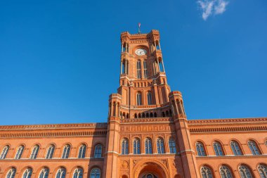 Rotes Rathaus 'un büyük faşizmi güneşin altında geniş bir alana yayılır. Saat kulesi görkemli bir şekilde göğe yükseliyor..
