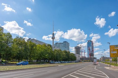 Almanya 31 Ağustos 2025. Berlin TV Kulesi manzaralı geniş bir cadde. Arka planda modern gökdelenler ve inşaat vinçleri görülebilir.