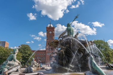 Almanya 31 Ağustos 2025. Neptün Çeşmesi rakamlarıyla su püskürtür. Arkasında, Kızıl Kasaba Binası saat kulesiyle yükseliyor..