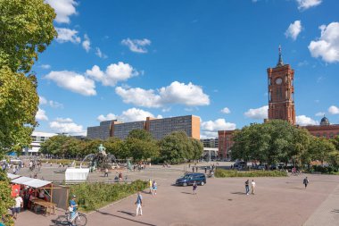 Almanya 31 Ağustos 2025. Red Town Hall ve Neptune Fountain 'ın geniş açılı görüntüsü. Birçok insan meydanı canlandırıyor.