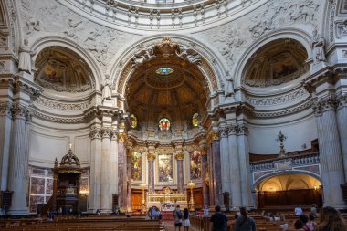 Almanya 31 Ağustos 2025. Berlin Katedrali 'nin muhteşem sunağı yaldızlı kubbe ve renkli vitray pencereli. Ziyaretçiler etkileyici mimariye hayran..