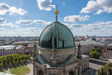 Almanya 31 Ağustos 2025. Berlin manzaralı yeşil katedral kubbesine yakın çekim. Şehrin uçsuz bucaksız silueti arkasında uzanır..