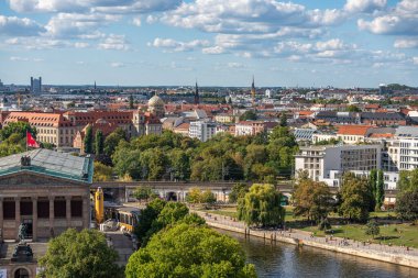 Almanya 31 Ağustos 2025. Berlin 'in panoramik manzarası, Spree, yeşil parklar ve Altın Kubbe. Tarihi ve modern mimari birleşimi.