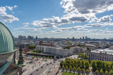 Almanya 31 Ağustos 2025. Arka planda çarpıcı kubbeler ve modern binalarla Berlin 'e bakın. Aşağıdaki cadde araba ve yayalarla dolu..
