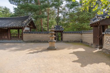 Sakin bir avluda ortasında taş bir pagoda bulunur. Geleneksel duvarlar ve kapılarla çevrili, sakin bir yansımayı davet eder..