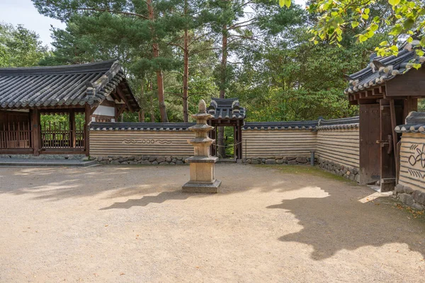 Sakin bir avluda ortasında taş bir pagoda bulunur. Geleneksel duvarlar ve kapılarla çevrili, sakin bir yansımayı davet eder..