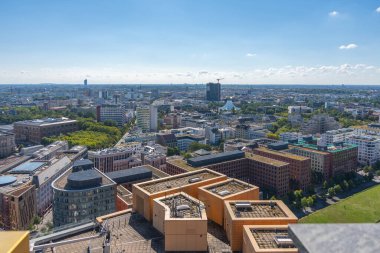 Berlin 'in panoramik manzarasında bir sürü bina ve yeşil alanlar var. Tempodrom 'un beyaz çatısı görünür..