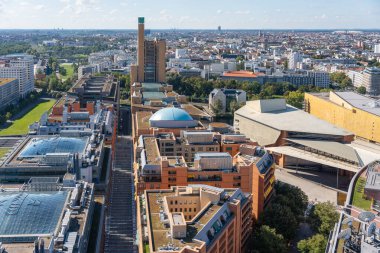 Berlin 'in geniş hava manzarası Kulturforum, Filarmoni ve cam çatılı modern kompleksleri ile harmanlanmış tarih ve modernite.