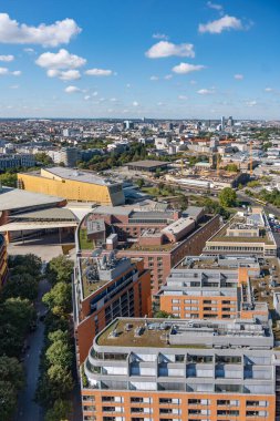 Filarmoni Salonuyla Skyline. Berlin 'e Filarmoni Salonu' nu ve modern şehir binalarını net bir şekilde görün. Bulutlar derinlik ve dinamizm ekler..