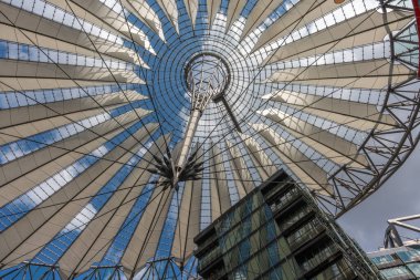 Muhteşem çatının tepesine bakın. Yapı fütüristik görünüyor ve ışıkla dolu..