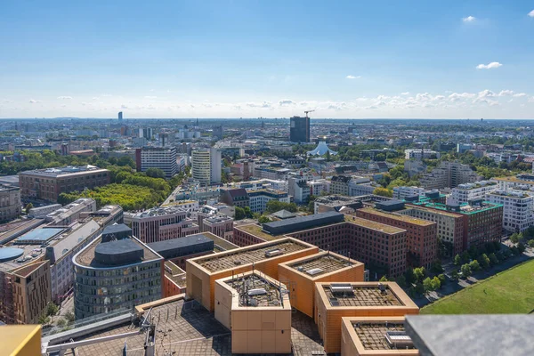 Berlin 'in panoramik manzarasında bir sürü bina ve yeşil alanlar var. Tempodrom 'un beyaz çatısı görünür..