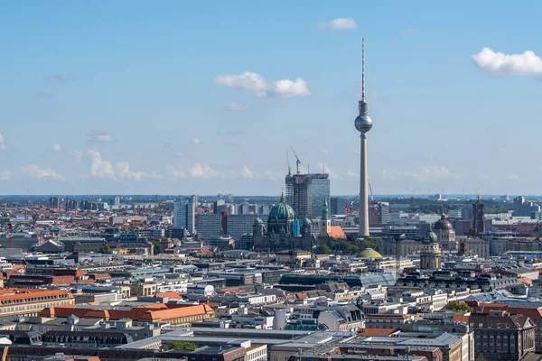 Berlin Katedrali ve TV Kulesi 'nin vinçler ve çatılarla çevrili yakın görüntüsü. Sahne, Berlin 'in gelenek ve modernlik karışımını vurguluyor.