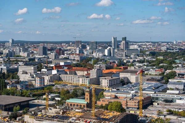 Berlin gökdeleninin altında gökdelenleri ve vinçleri olan gökyüzü. Modern ve tarihi mimarinin karışımı görülebilir..