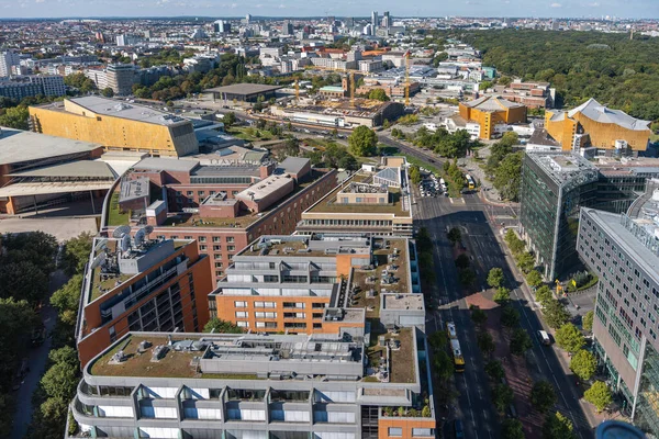 Kulturforum ve Filarmoni Berlin, modern şehir sokakları ve binalarıyla çevrili sarı cepheleriyle göze çarpıyor..