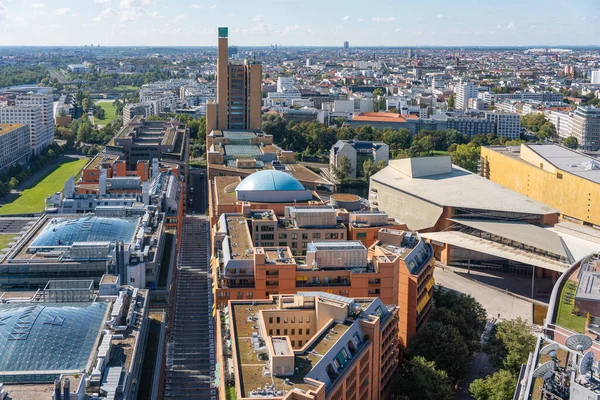Berlin 'in geniş hava manzarası Kulturforum, Filarmoni ve cam çatılı modern kompleksleri ile harmanlanmış tarih ve modernite.
