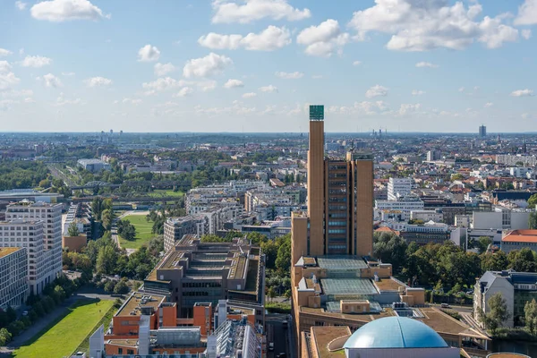Kulturforum kompleksinin yüksek tuğla kulesi Berlin 'in yeşil parklar ve açık gökyüzü tarafından çerçevelenmiş şehir manzarası üzerinde yükseliyor..