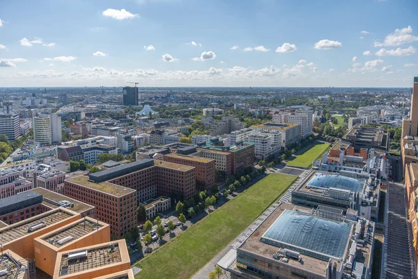 Tempodrom 'la Berlin. Arka planda çarpıcı Tempodrom ile Berlin 'e bakın. Şehir manzarasını modern ofis binaları ve konut binaları karakterize ediyor.