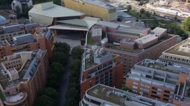 Berlin Filarmoni Orkestrası 'nın ve yakınlardaki şehir bloklarının hava görüntüleri. Altın konser salonu kırmızı tuğlalar ve modern binalar arasında yer alıyor..