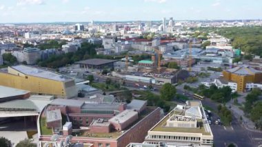Berlin Filarmoni ve Neue Nationalgalerisi yukarıdan görüldü. Kültür bölgesini inşaat vinçleri, işlek yollar ve sarı otobüsler canlandırıyor.